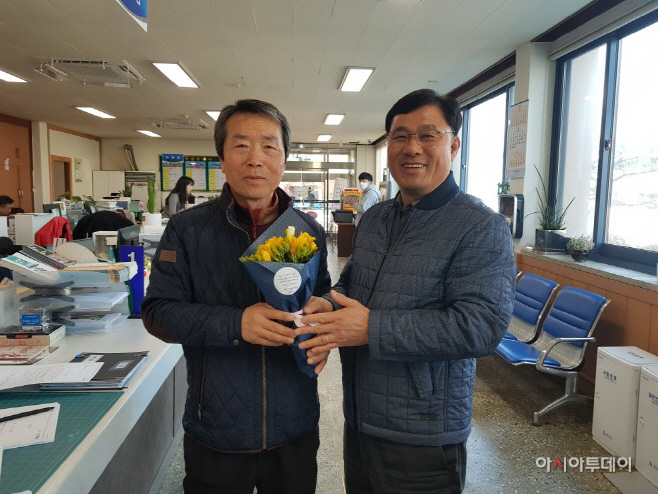 24일 (홍동면, 각 마을이장에 감사의 꽃 전달1