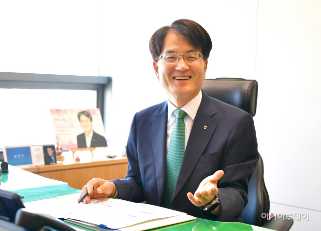 (붙임2)은행장님사진2-원본