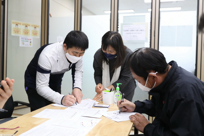 발안상인연합회가 재난생계수당을 접수받고 있는 모습