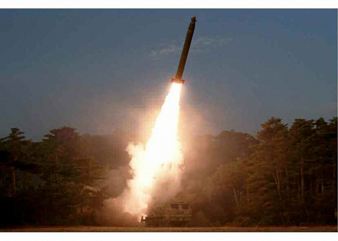 북한이 공개한 '초대형 방사포' 추정 무기