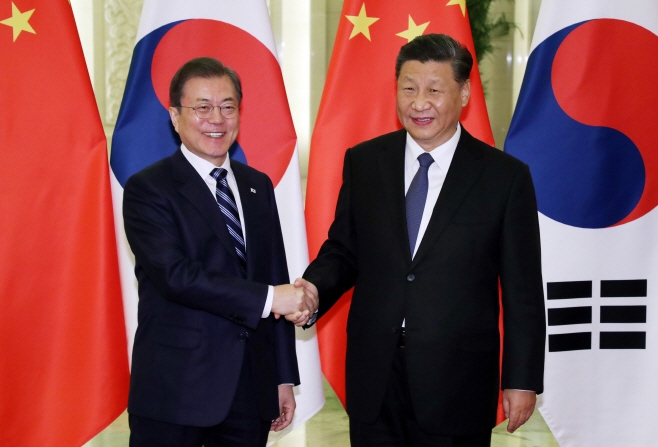 밝은 표정의 문 대통령과 시진핑 국가주석
