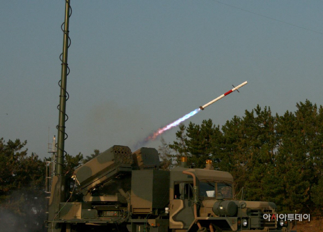 200407 [방사청-사진] 2.75인치 유도로켓 비궁이 발사되고 있다