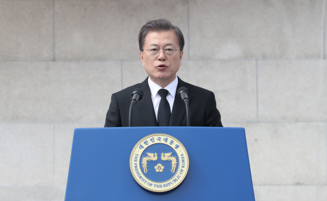 추념사 하는 문재인 대통령<YONHAP NO-2841>