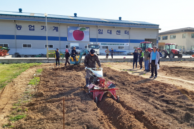 청송군, 농기계임대료 50%감면 연말까지 연장) (1)