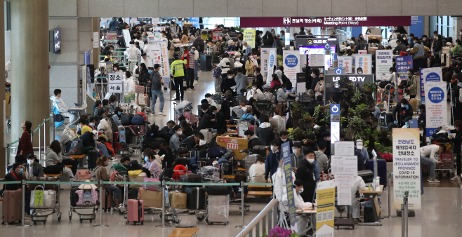 붐비는 인천공항 해외입국자 전용대기소