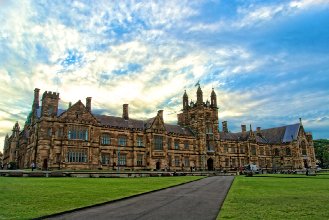 800px-The_Main_Quadrangle_of_the_University_of_Sydney