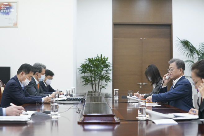 우즈베키스탄 대통령과 통화하는 문 대통령
