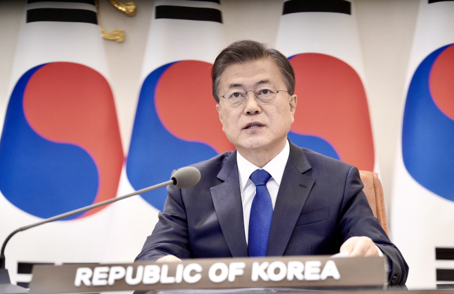 아세안+3 화상정상회의 발언하는 문 대통령