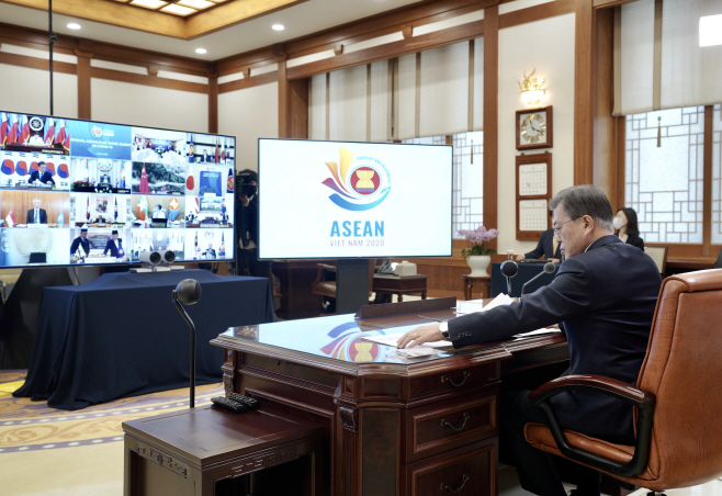 아세안+3 화상정상회의 참석한 문 대통령