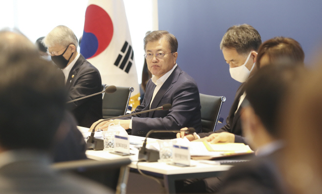 치료제·백신 개발 현황 보고 받는 문재인 대통령