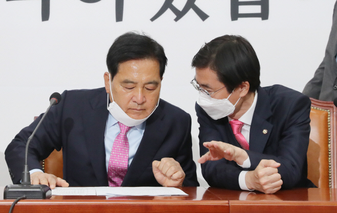 대화 나누는 심재철 대표권한대행<YONHAP NO-2472>