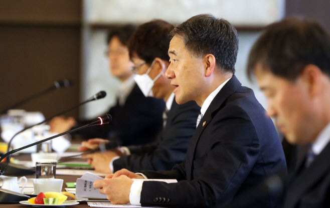 발언하는 박능후 장관