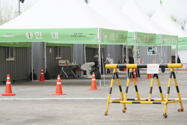 '코로나19 확진 감소세'…한산한 드라이브 스루 선별진료소