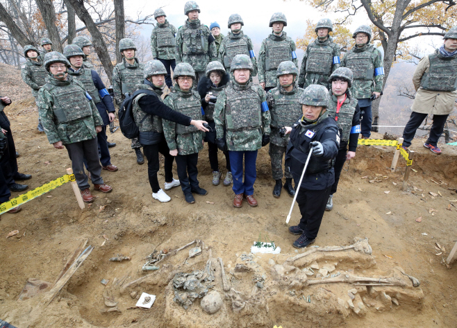 화살머리고지 유해발굴 현장 방문한 이낙연 총리