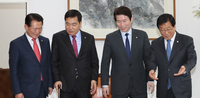 자리에 앉는 여야 원내대표<YONHAP NO-4258>