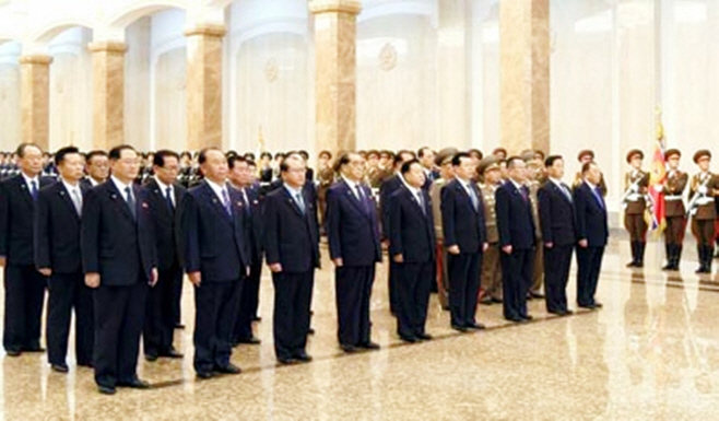 북한 고위 간부들, 태양절 맞아 금수산태양궁전 참배