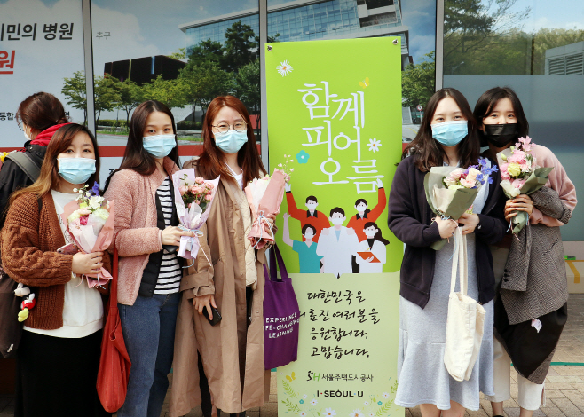 꽃다발을 전해 받은 의료진들