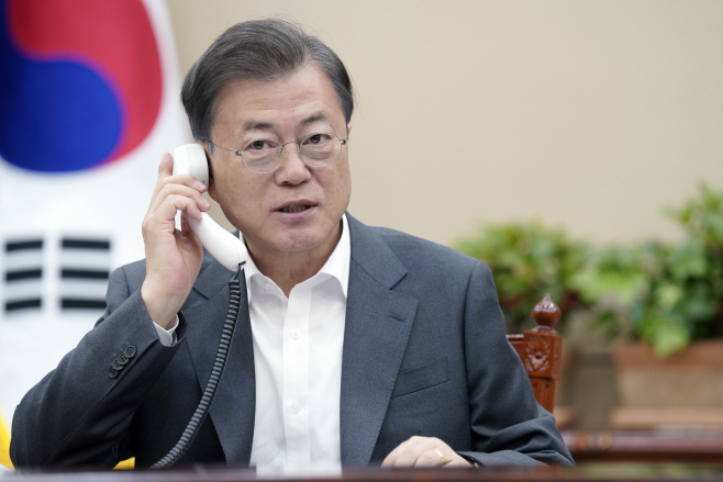 인도네시아 대통령과 통화하는 문 대통령<YONHAP NO-4778>