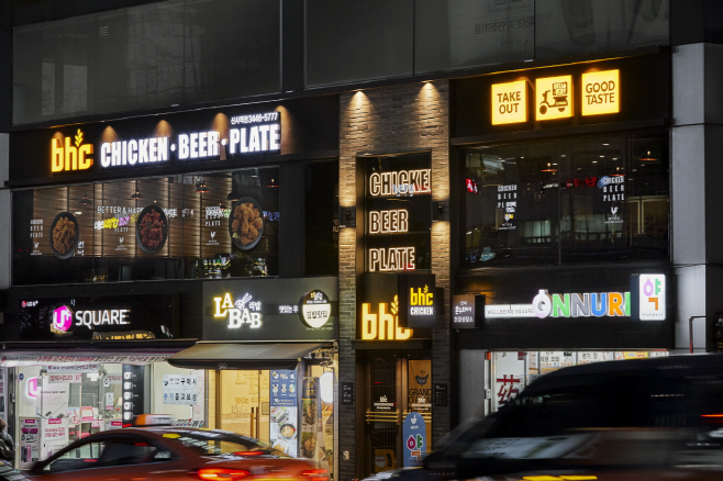 [붙임1] bhc치킨 신사역점 외부 이미지