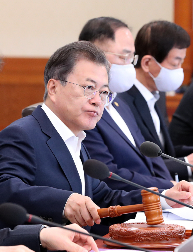 의사봉 두드리는 문 대통령
