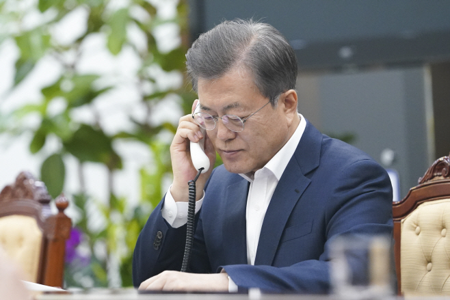 오스트리아 총리와 통화하는 문 대통령