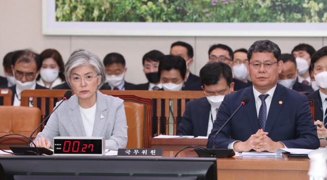 답변하는 강경화 외교부 장관