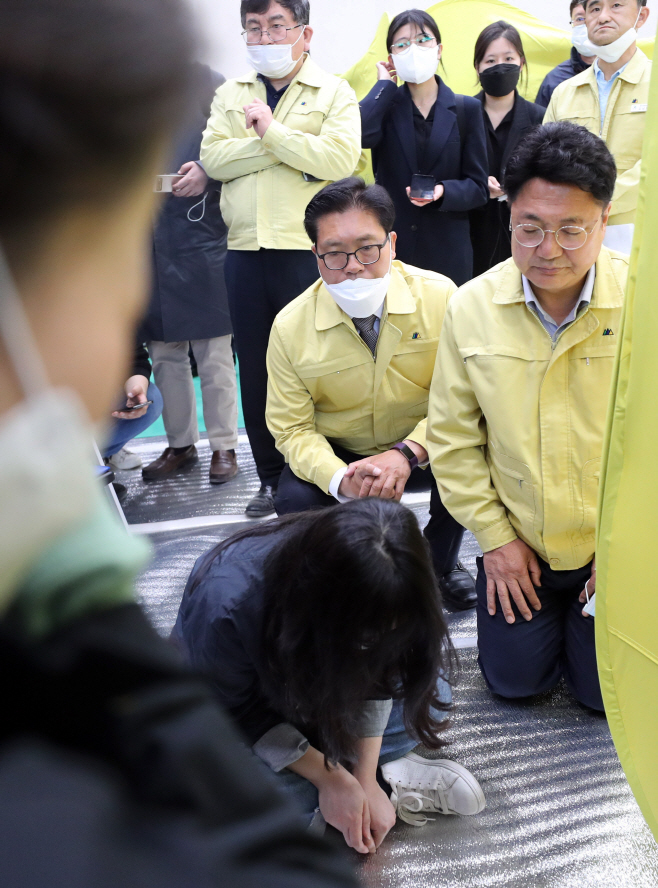 가족 잃은 애타는 심정<YONHAP NO-2081>