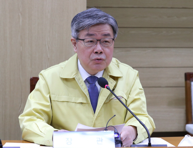 발언하는 이재갑 장관
