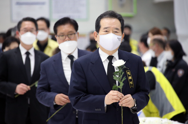 정세균 총리, 이천 물류창고 화재 희생자에게 헌화