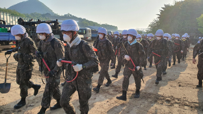 고성 산불 현장으로 출동하는 군 장병