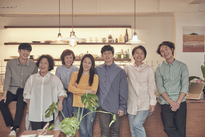 (홍보사진)연극_1인용 식탁_배우 단체