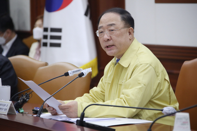 제2차 비상경제 중앙대책본부 회의 주재하는 홍남기 부총리