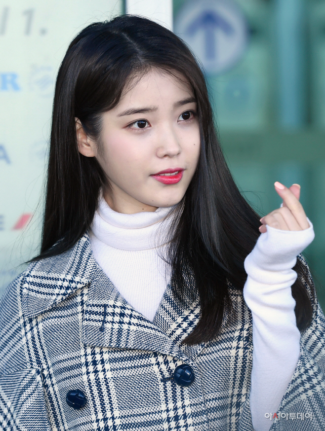 [포토]아이유, '청순한 하트'