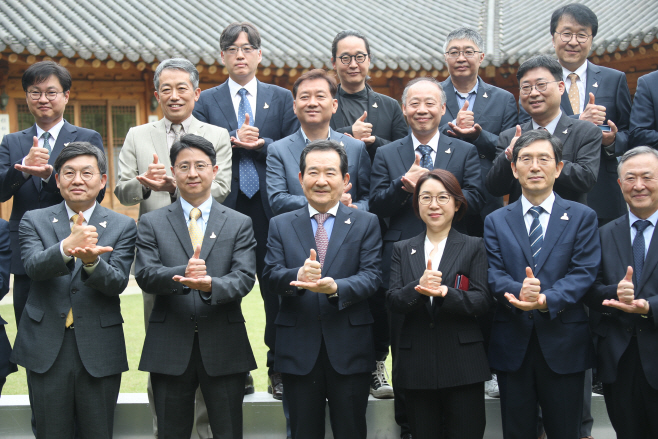 '덕분에 챌린지' 포즈 취하는 정세균 국무총리