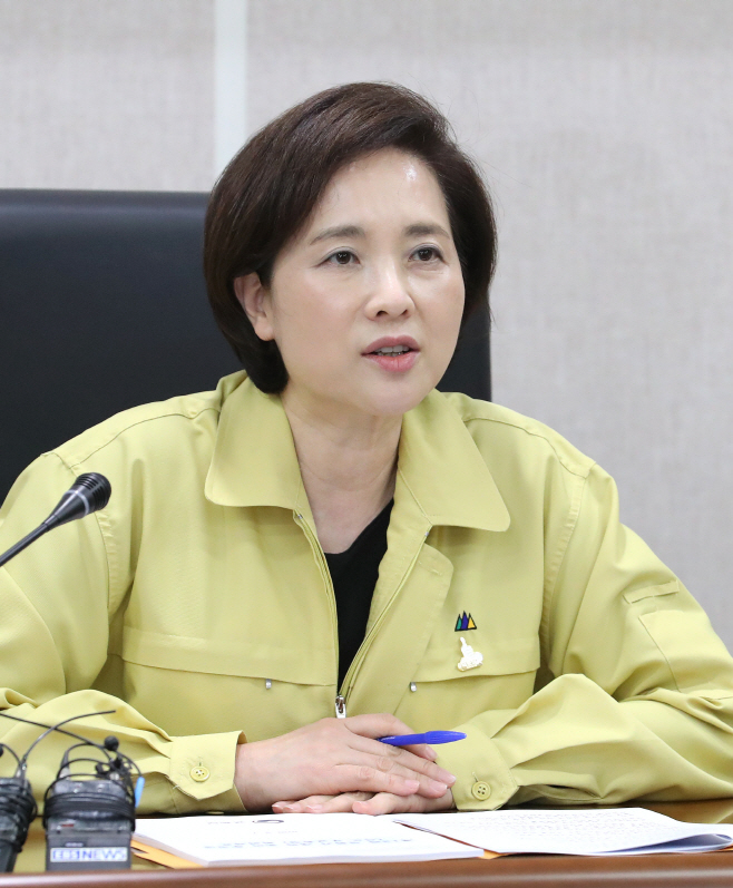 개학준비추진단 회의에서 발언하는 유은혜 부총리