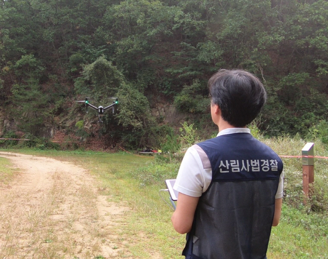 산림사법경찰이 불법산림훼손 단속을 위해 드론을 띄우고 있다