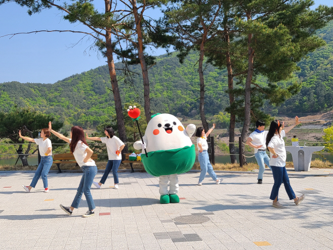 힐리와 영주시청 직원들 모습