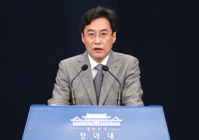 추경 통과 및 이천 화재 관련 브리핑 하는 강민석 청와대 대변인