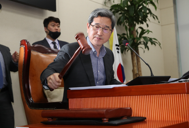 개의 선언하는 김학용 환노위원장<YONHAP NO-2698>
