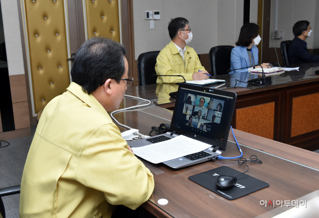 안전한 등교수업 위한 고교 교장 원격회의 사진2