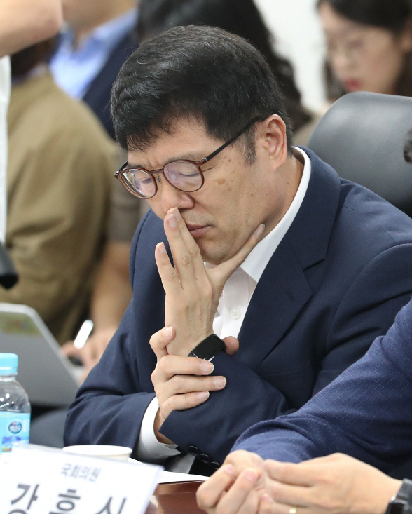 자료살피는 황덕순 청와대 일자리 수석