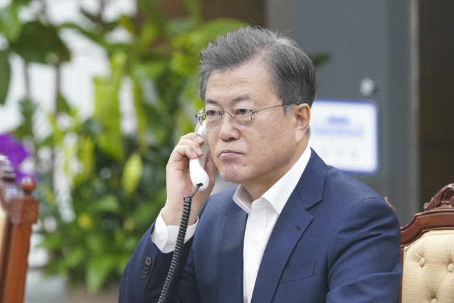 오스트리아 총리와 통화하는 문 대통령