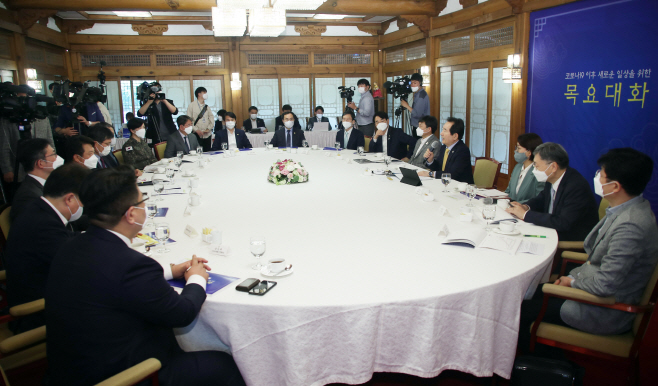 목요대화 참석자들과 대화하는 정세균 총리