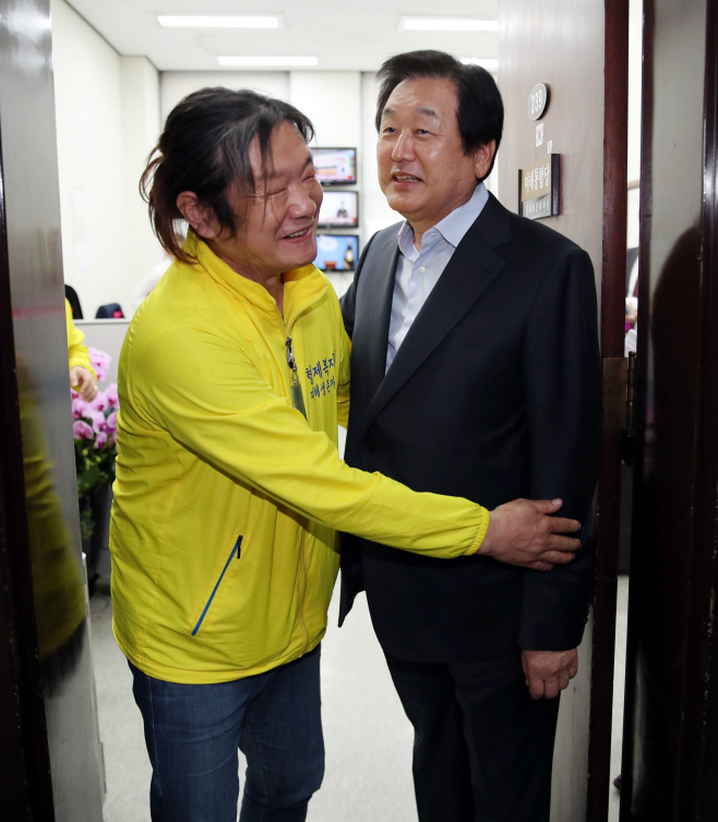 주호영 원내대표 면담 마친 김무성과 형제복지원 피해자들