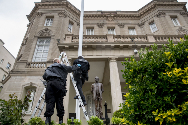 Cuban Embassy Shooting <YONHAP NO-0041> (AP)