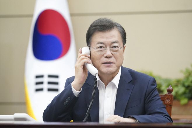 필리프 벨기에 국왕과 통화하는 문 대통령