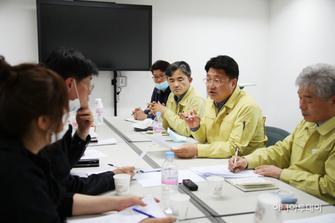 엄태준 이천시장이 한익스프레스 현장시장실에서 유가족