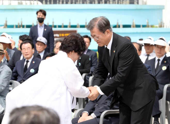 유족 부축하는 문 대통령