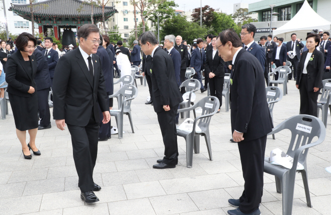 문 대통령과 이해찬 대표<YONHAP NO-1492>