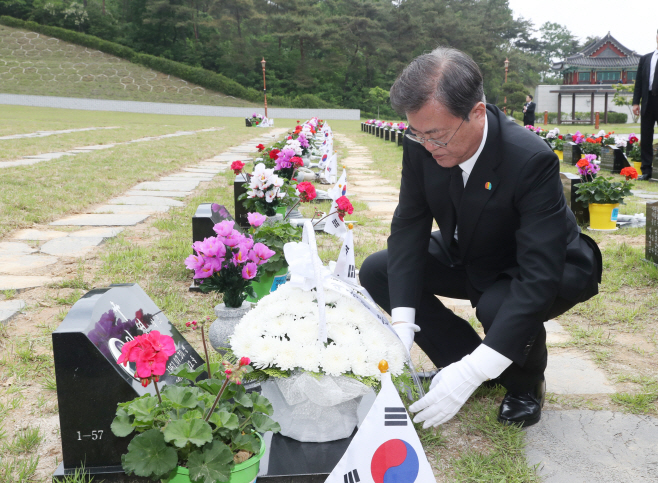 고 이연 씨 묘에 헌화하는 문 대통령